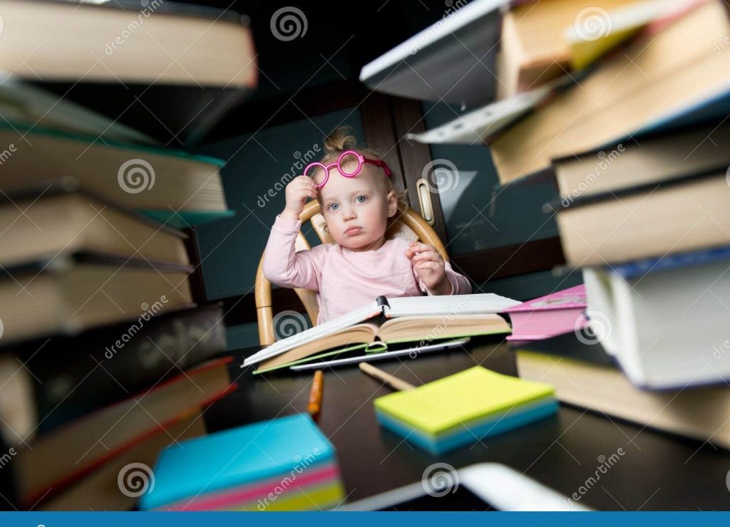 Cómo se cita el diseño curricular según las normas APA 1 libros y material educativo en una mesa scaled